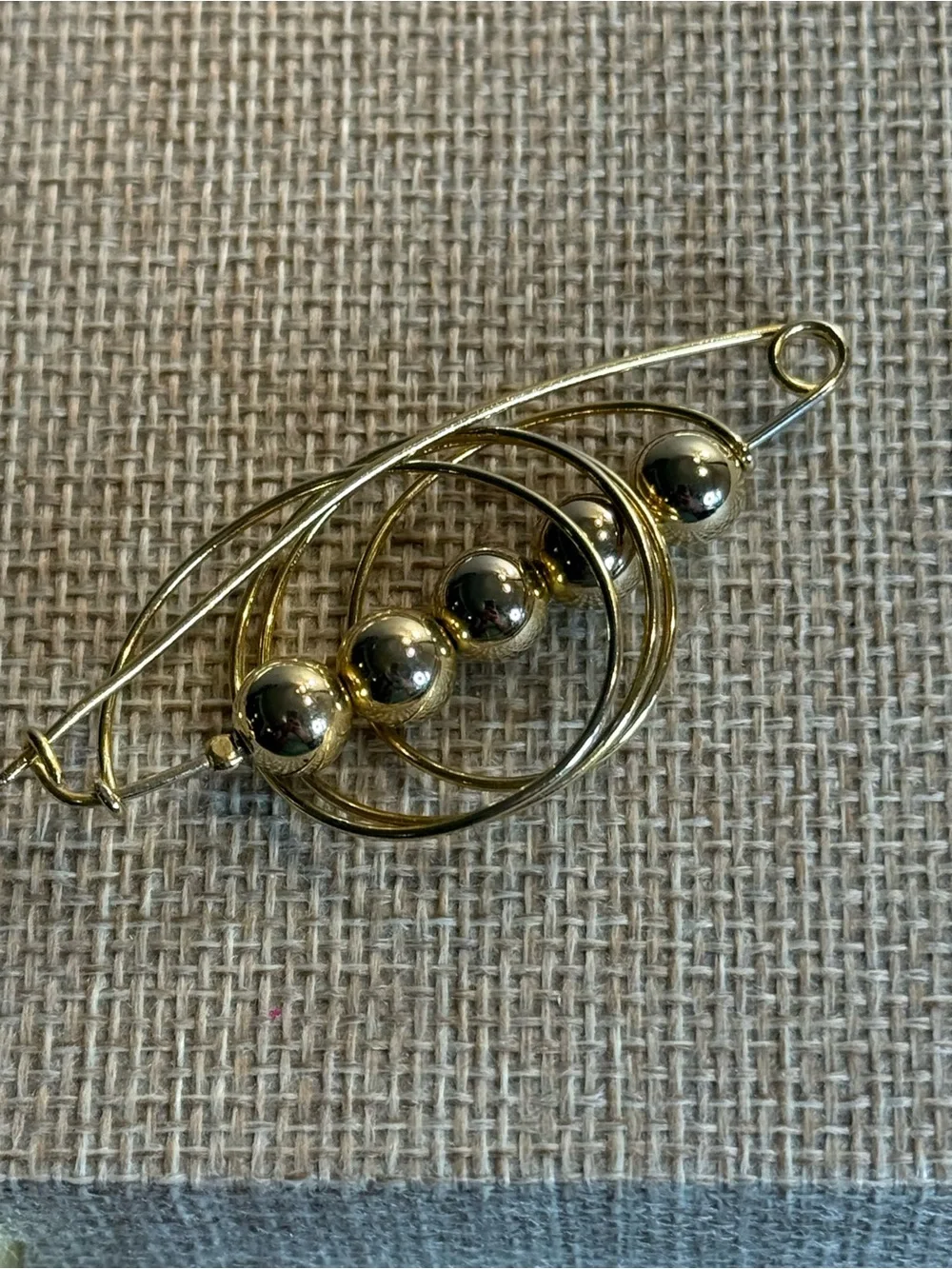 Modernist Gold Tone Kilt Pin Brooch - 5 Polished Beads &‎ 3 Interlocking Rings